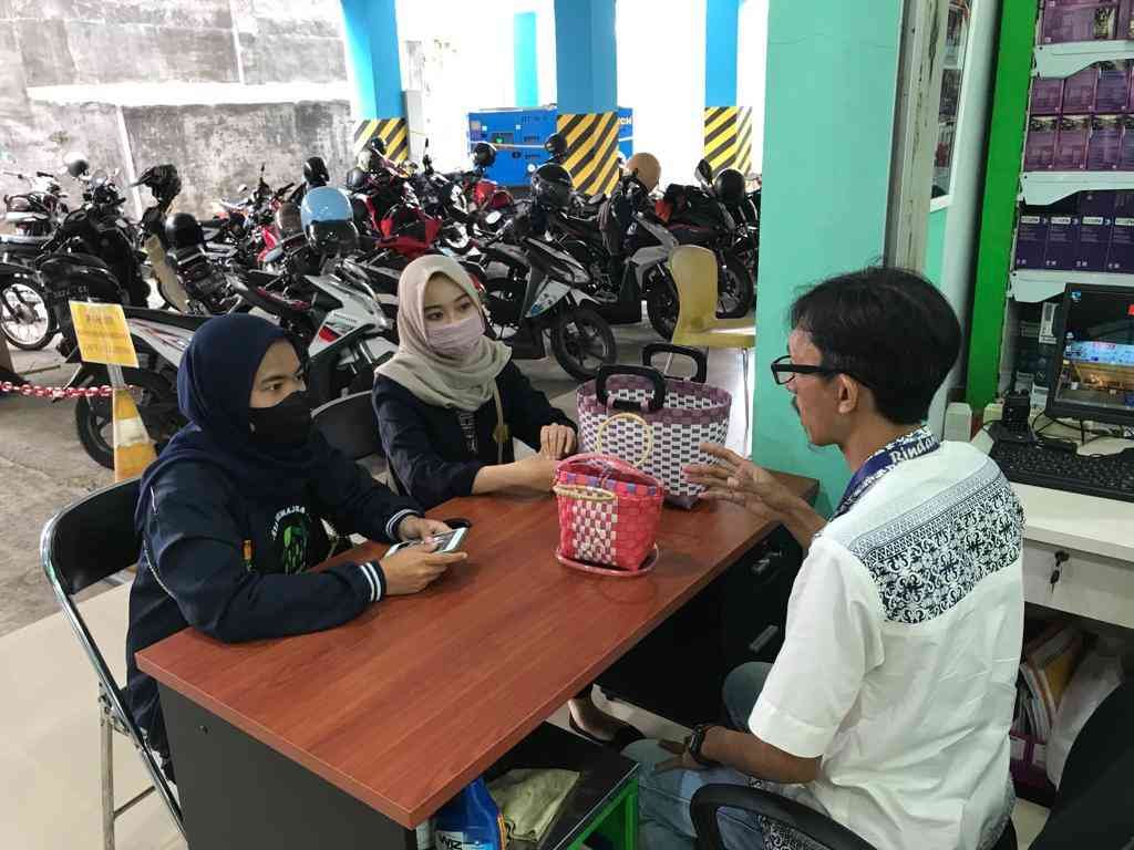Mahasiswa KKN Unej Berhasil Menjembatani Proses Konsinyasi UMKM Tas Tali Strapping
